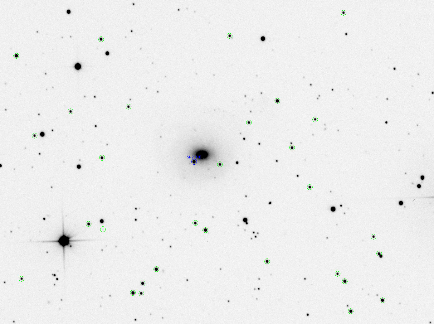 Supernova SN2011b Messung von Position und Helligkeit