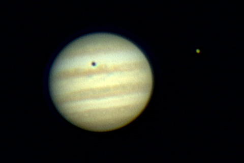 Jupiter mit dem Schatten vom Mond Ganymed am 18. April 2004